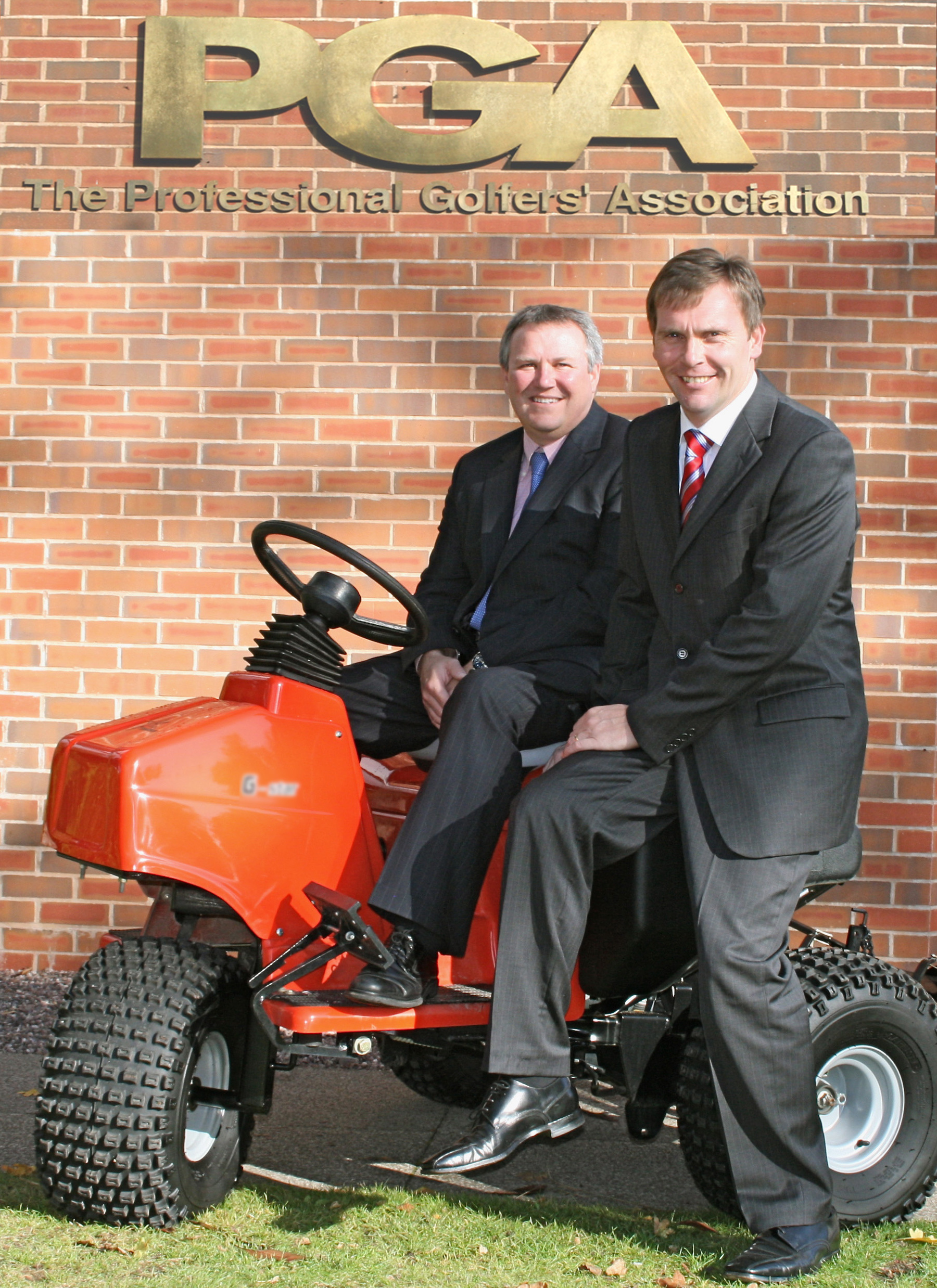 Managing Director of Ransomes Jacobsen David Withers (left) with PGA Property and Commercial Director Rob Maxfield