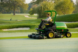 JD 8500 E-Cut hybrid fairway mower