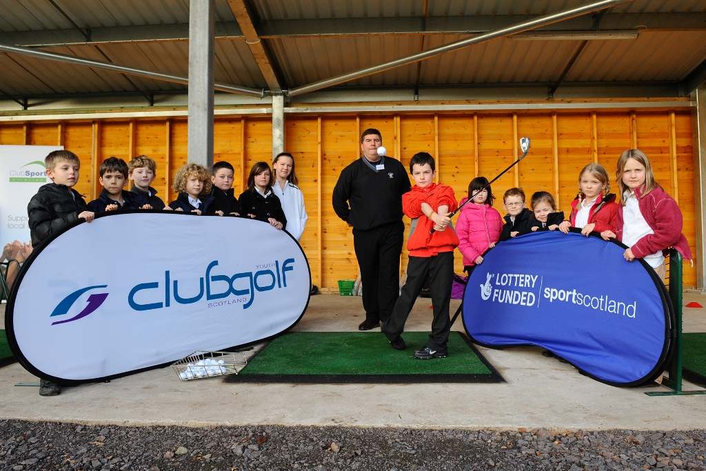 Buchanan Castle Head Pro Keith Baxter coaches children from Buchanan Primary School (Rob Eyton-Jones)