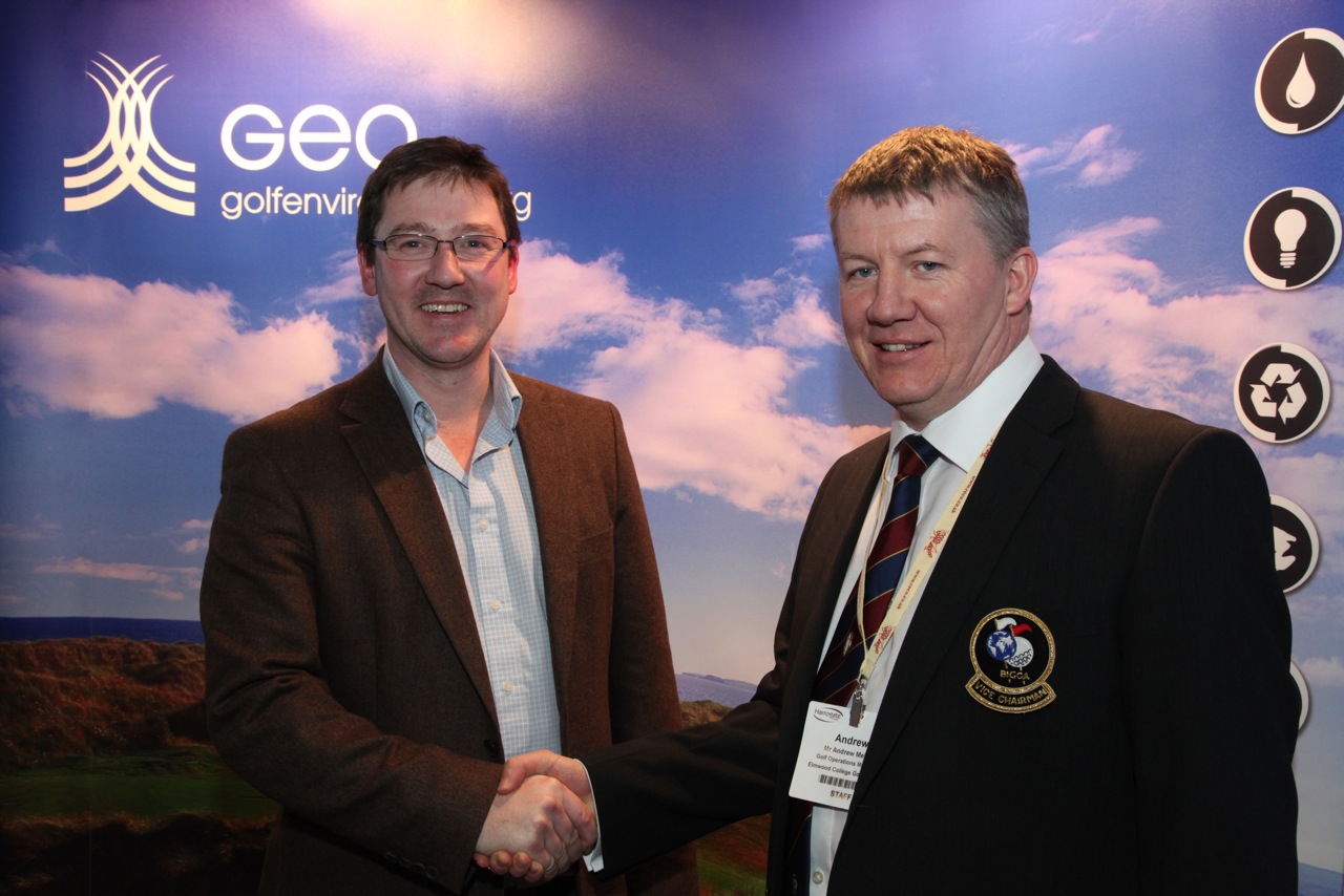 Jonathan Smith (l) and incoming BIGGA Chairman Andrew Mellon 