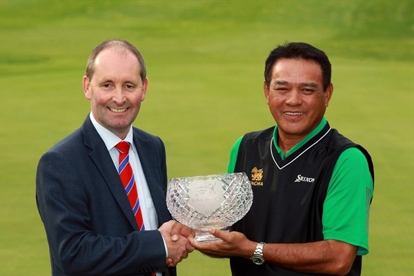Andy Stubbs presents the John Jacobs Trophy to Boonchu Ruangkit (EuropeanTour)