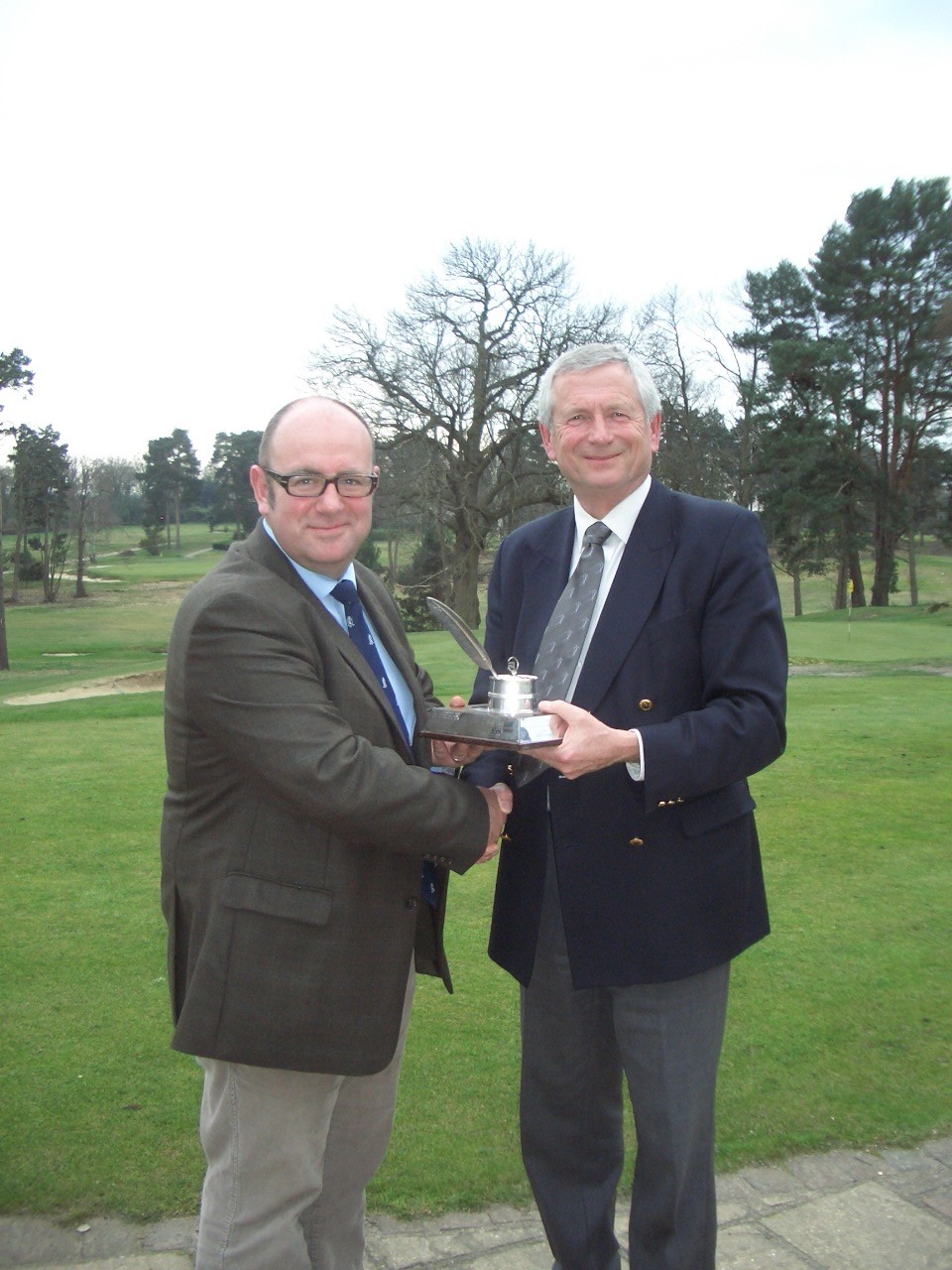 Mike Harris (l) and Golf Foundation Chairman Charles Harrison