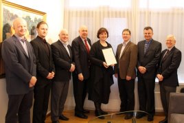 L to R: Jeremy Slessor, European Tour Group; Edwin Roald, European Institute of Golf Course Architects; Hörður Þorsteinsson, Icelandic Golf Union; Jón Ásgeir Eyjólfsson, Icelandic Golf Union; Svandís Svavarsdóttir, Icelandic Environment Minister; Jonathan Smith, GEO; Gorazd Nastran, Federation of European Golf Greenkeepers Associations; Dr. Keith Duff, The R&A