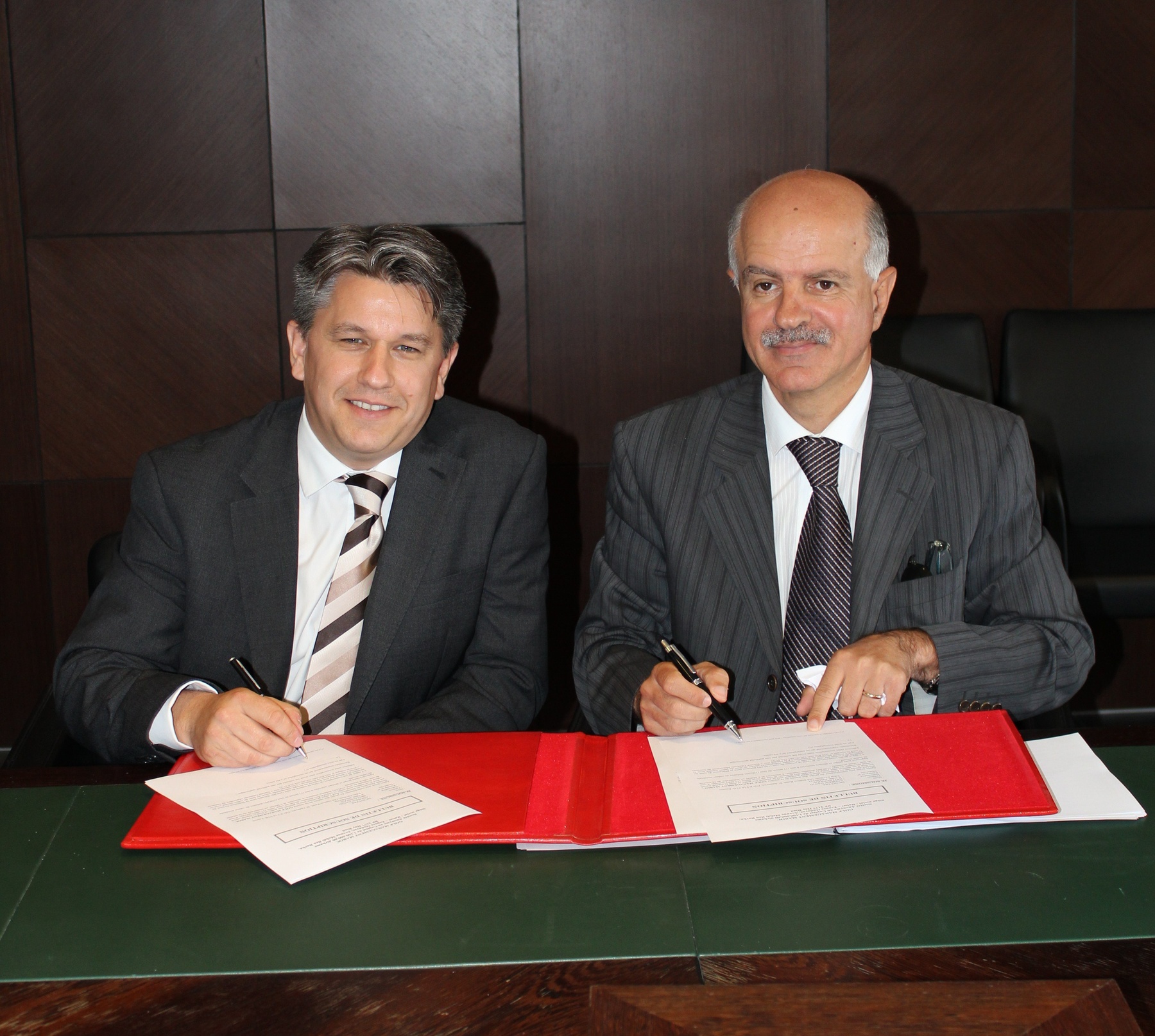 (l to r) Keith Haslam, Managing Director of Braemar Golf and Mr Mohammed Ali Ghannam, General Manager of CGI, signing the incorporation of Braemar Golf Maroc.