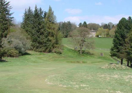 Photo of hole #15 taken in Spring 2010 by Jonathan Gaunt – with no bunker sand in view from the tees.