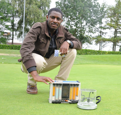 Harry Mbah demonstrates photosynthesis measurement