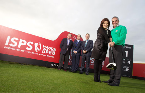 Paul McGinley gives a pointer to Midori Miyazaki of new sponsor ISPS watched by, left to right, Richard Hills, Ryder Cup Director, The European Tour; Dylan Matthews, Chief Executive, Celtic Manor Resort; and Andrew White, Chief Executive, WSM Communications