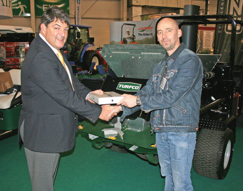 (l-r) Ransomes Jacobsen’s John Quinton presents Graeme Lorimer with his 