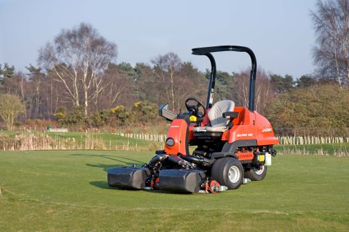 The Jacobsen Eclipse 322 is now available with permanent three-wheel drive