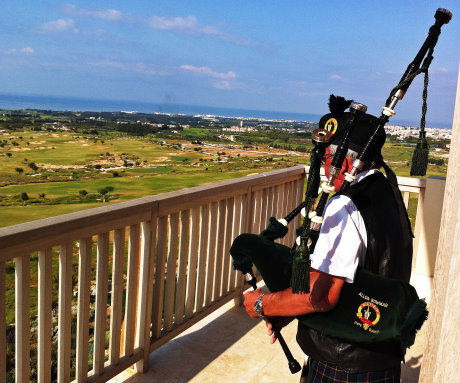 Piper Lachie Gilchrist, a keen golfer, brings a touch o fScotlandto Eléa Estate, recently voted Cyprus’ No.1 golf course