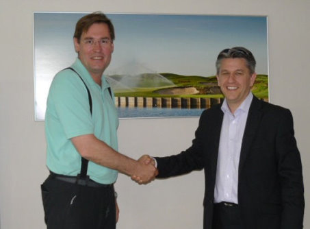 Braemar Golf’s Managing Director Keith Haslam (right) with Zavidovo Development Director General Constantin Zabrodine