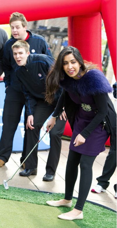 A visitor to a Get into golf event tries her hand at putting (Image © Leaderboard Photography)
