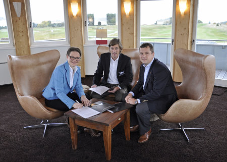 Pictured at the signing of the five-year exclusive supplier agreement are Jenny Elshout, Managing Director, WINSTONgolf; Hubertus von Treuenfels, CEO, WINSTONuniversity and Rupert Price, Sales Director, Ransomes Jacobsen