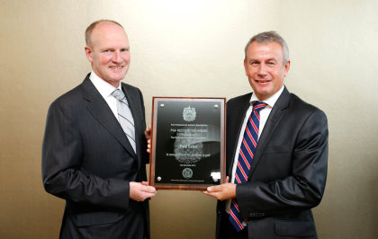 PGA vice chairman John Heggarty (left) presenting Paul Eales with the PGA Recognition Award (courtesy of Paul Thomas at Getty Images)