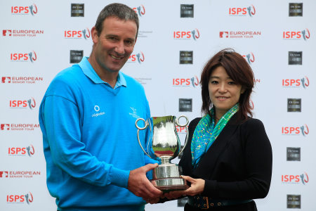 2012 ISPS Handa PGA Seniors champion Paul Wesselingh with Midori Miyazaki, Executive Director of International Affairs at ISPS (courtesy of Phil Inglis at Getty Images)