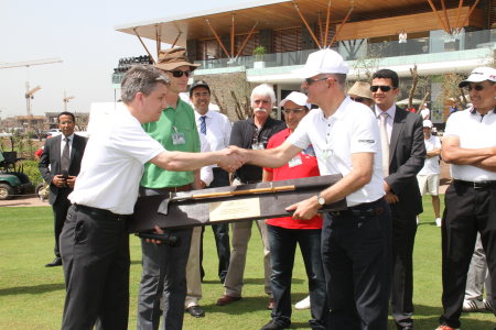 Keith Haslam (left) of Braemar Golf presenting M. Ali Ghannam of Compagnie Générale Immobiliére with a traditional golf club from c1750, made in St Andrews.
