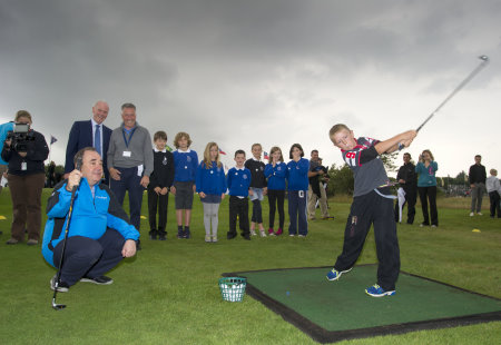 First Minister Alex Salmond, PGA Chief Executive Sandy Jones and PGA Master Professional John Mulgrew look on as kids from ThornhillPrimary School help to launch ClubGolf’s Roving Pro Fund