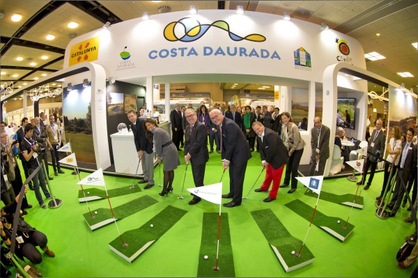 Calle Carlsson, General Manager LUMINE Golf & Beach Club (centre) with IAGTO Chief Executive Peter Walton, Exhibition Manager Reed Travel Exhibitions, Peter Grimster