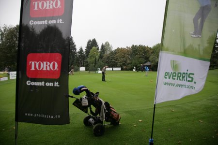 Participants in the 2013 Don Harradine Memorial Trophy warm up on the practice green.