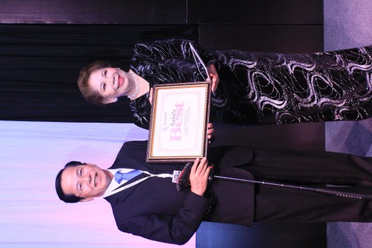 Mr. Le Van Kiem receiving an award from Ms. Angela Raymond at the recent 2013 Asia Pacific Golf Summit