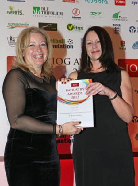 HarefieldAcademy’s Louise Dunton (left) collects the IOG award from Sam Cassidy, UK & Ireland Marketing Manager at Ransomes Jacobsen