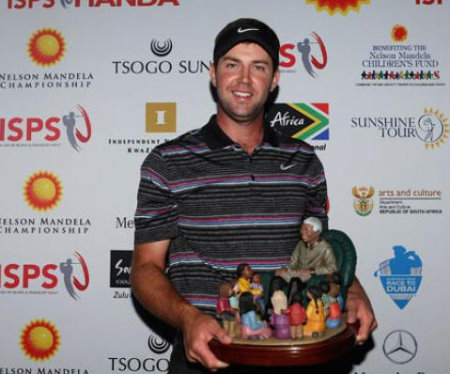 Scott Jamieson with Nelson Mandela Trophy (credit www.ispsgolf.com)