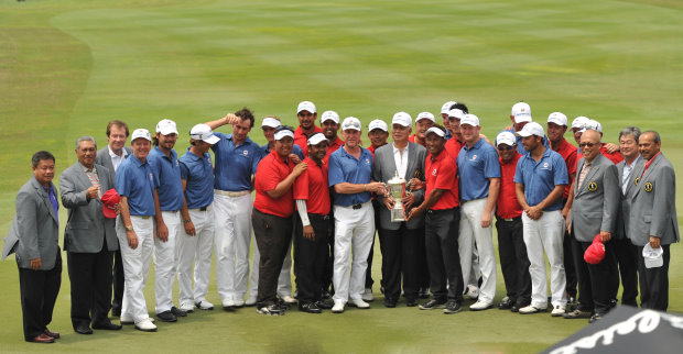 Malaysian Prime Minister Datuk Seri Mohd Najib Tun Abdul Razak with Team Asia and Team Europe (Getty Images)