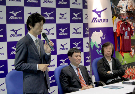 from left: Mr. Kiyoshi Tatani, President of Mizuno Singapore Pte Ltd, Mr.Masaharu Kato, Senior Managing Director (Representative Director) of Mizuno Corporation and Mr. David Leow General Manager of Mizuno Singapore Pte Ltd