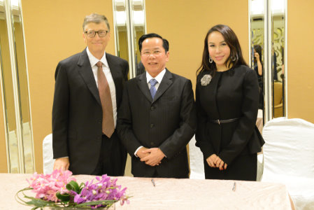 Mr. Bill Gates, Mr. Le Van Kiem and Ms. Le Ny Thuy Duong