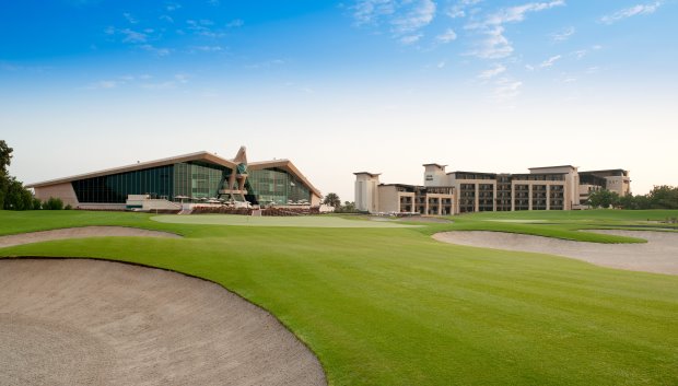 Westin Abu Dhabi Golf Resort & Spa and 18th green at Abu Dhabi GC 