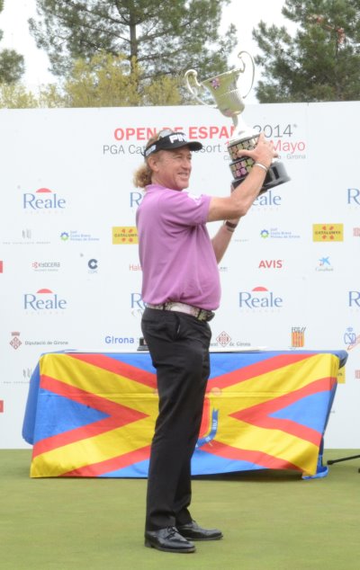 Jimenez lifting The 2014 Open de España trophy
