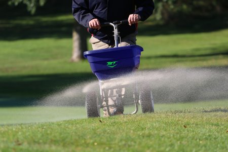 RT36PS Professional Spreader in action