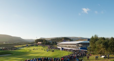 pectators flock to the Tweed Club at the 2nd hole