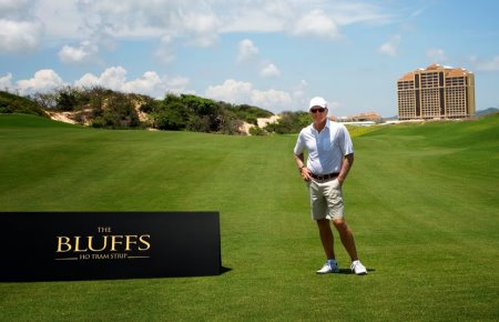 Greg Norman on 18 at The Bluffs