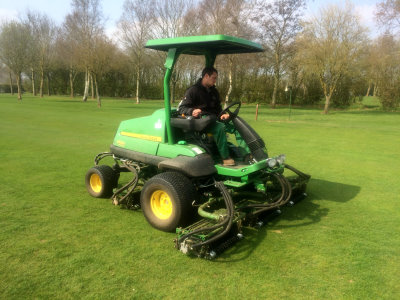 Ombersley Golf Club 's new John Deere 8700A PrecisionCut fairway mower saves fuel