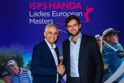 LET CEO Ivan Khodabakhsh (left) signing the agreement with Sebastian Pinzón, La Padera de Potosi Event Director