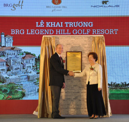 Madame Nguyen Thi Nga, chairman of BRG Group, and Mr Paul Stringer, president, Asia Pacific, for Nicklaus