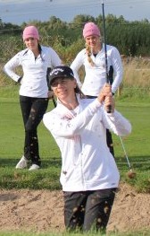Annika offering bunker tips to ANNIKA Invitational Europe competitors