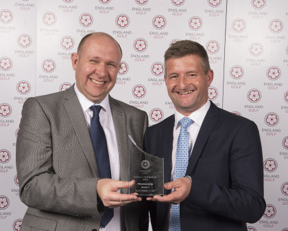 Alec Fernihough (left) receives the award from Morten Backhausen, Danish Golf Union Chief Executive (© Leaderboard Photography)