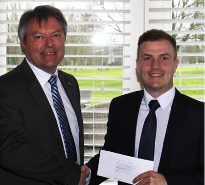 The Grove’s Mike Shrieve receives his award from David Murchie, Chairman of the Professional Golfers’ Association