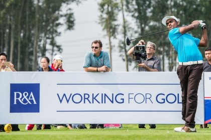 Sir Nick Faldo looks on as Arjun Prasad tees-off en route to his victory in the 2015-2016 Faldo Series Asia Grand Final. Picture by Xaume Olleros