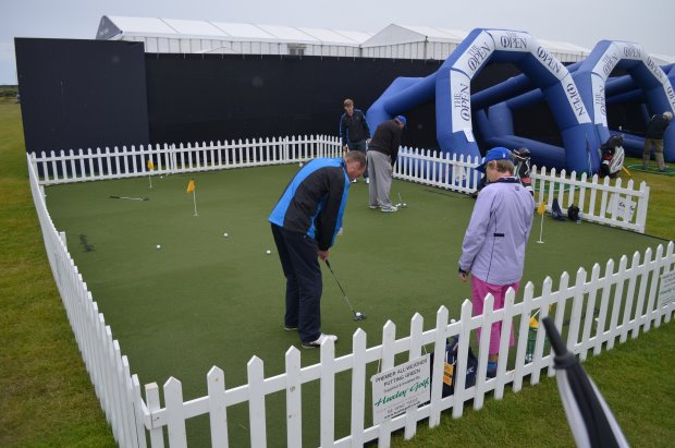 Fans receive expert tuition on the Huxley Golf putting green (© Huxley Golf)