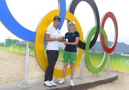 Leona Maguire receives the 2016 Mark H McCormack Medal from Lydia Ko at Rio