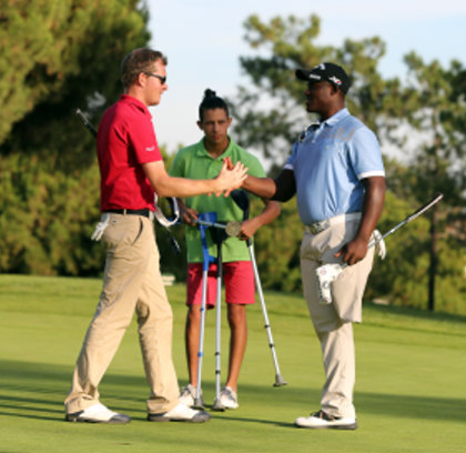 Manuel de los Santos (right) is congratulated after his victory at the European Disabled Golf Association (EDGA) Algarve Open 2015 (copyright ATA)