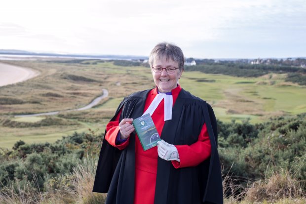 Rev Susan Brown holding the course guidebook (Paul Campbell/Church of Scotland)

Photo: Paul Campbell.