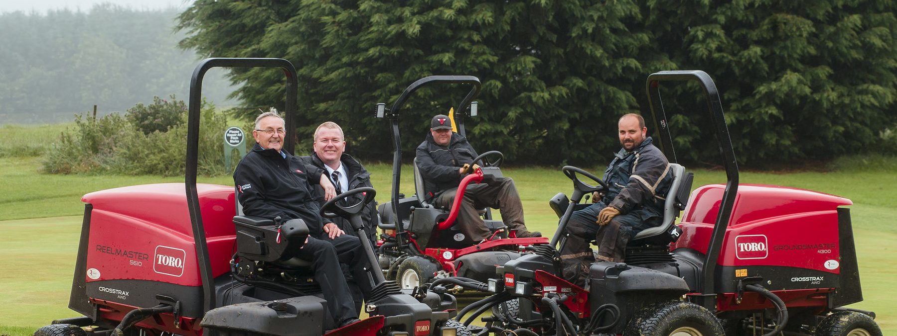 From left: club captain Derek Bates; Reesink Turfcare‘s Mike Turnbull; and two of the club’s greenkeepers on the club’s new Toro machines.