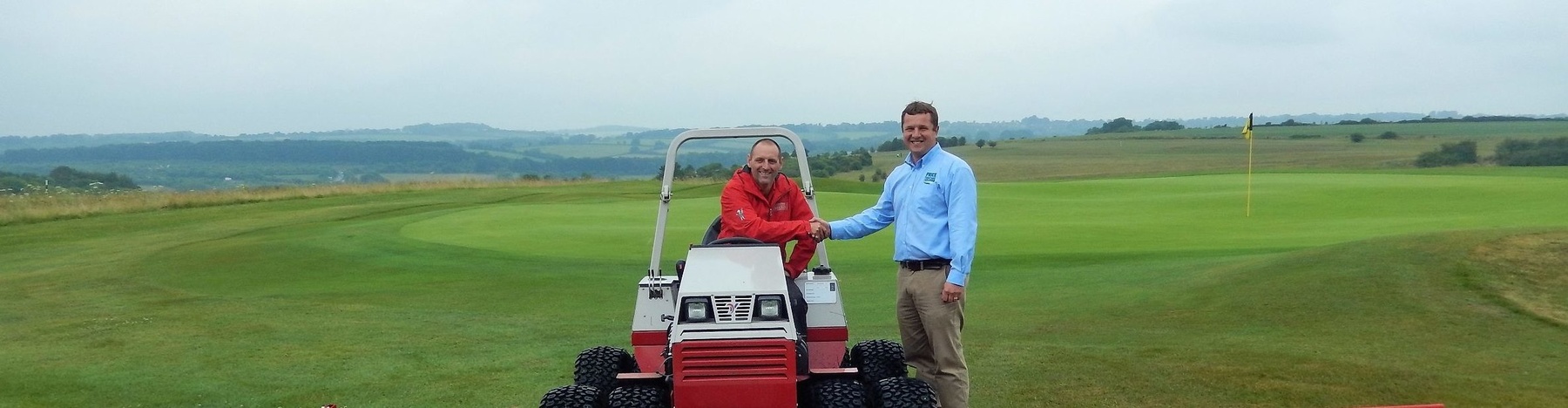 Rupert Price (right) of Price Turfcare hands over the new Ventrac 4500 to Hockley’s course
manager, Glenn Kirby