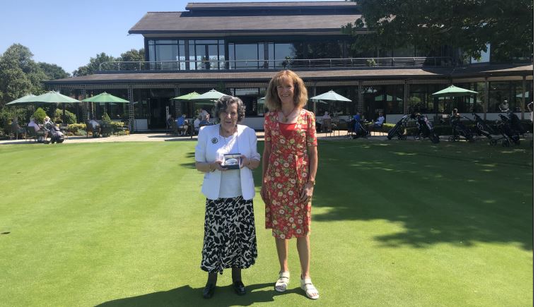Patricia Smith was presented with her award by the current Ladies’ Captain Bev Mayes