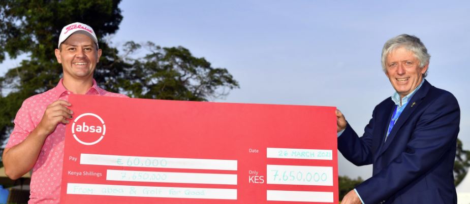 Daniel van Tonder and European Tour Tournament Director Paul Carrigill (Getty Images)