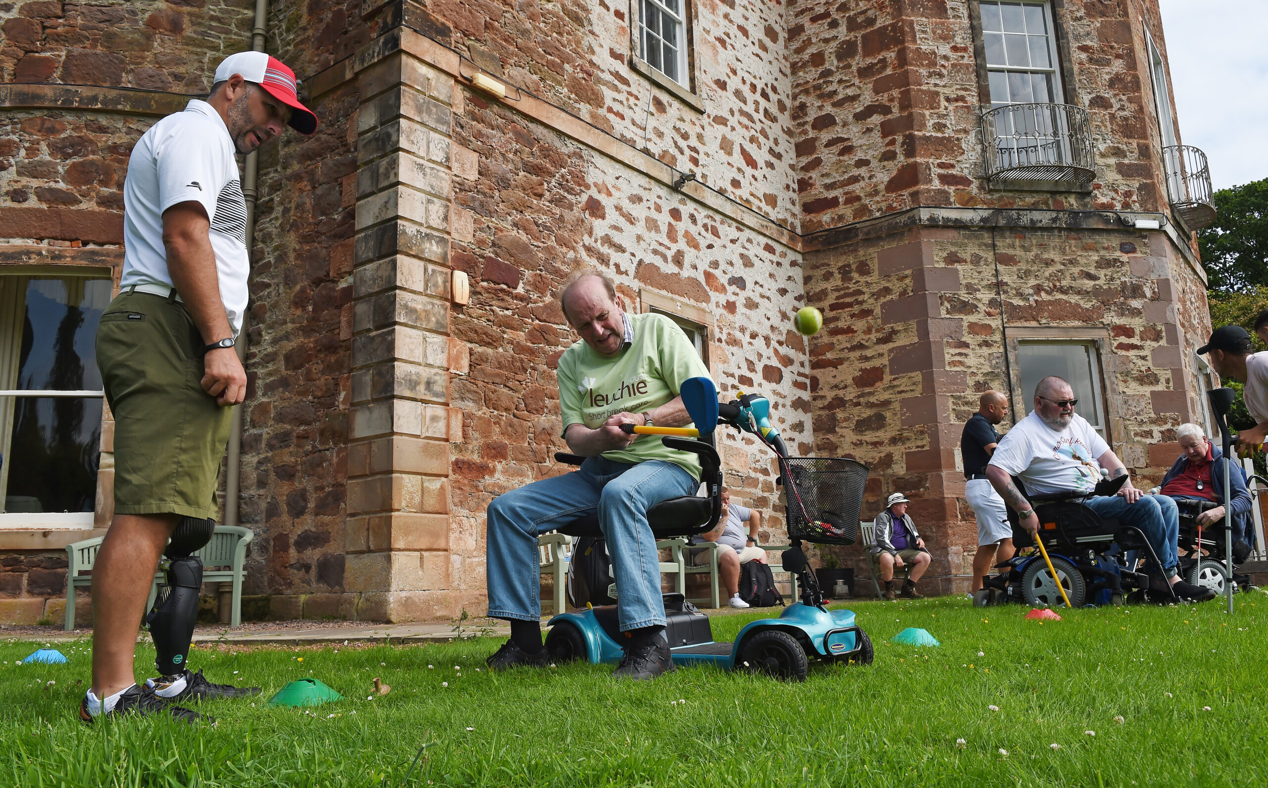 EDGA Professional Mike Browne (L), coaches Graham Bain during a visit to Leuchie House National Respite Centre in 2019 (photo by Mark Runnacles/Getty Images)